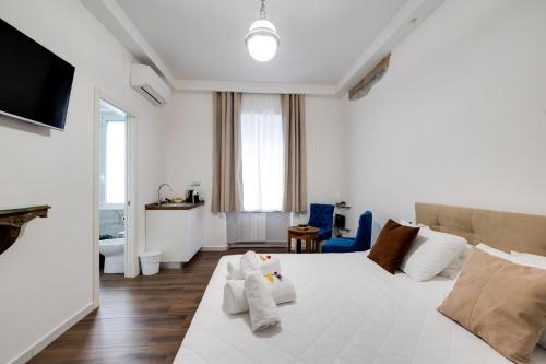 1 dormitorio con cama blanca y sofá en CLASSIC FLAT boschetto, en Roma