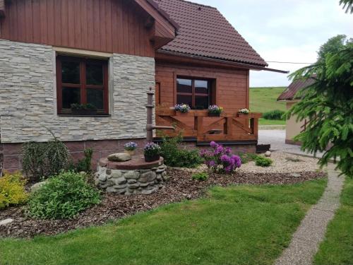a house with a garden in front of it at Chalupy v Podkrkonoší- Chalupa Oto, Chalupa Prade in Hostinné
