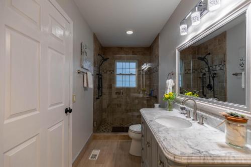 Bilik mandi di Peaceful Wood Haven at Mill Ridge