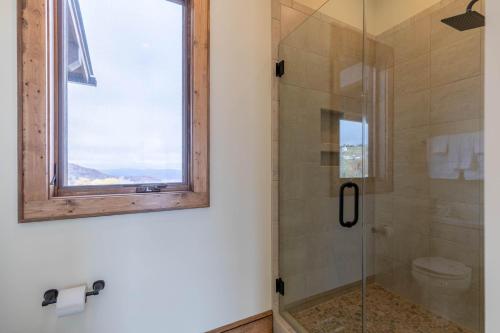 een badkamer met een glazen douche en een raam bij All Around Views at Monteagle in Banner Elk