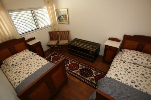 1 dormitorio con 2 camas y 1 dormitorio con alfombra en Vila Filipovic, en Milna
