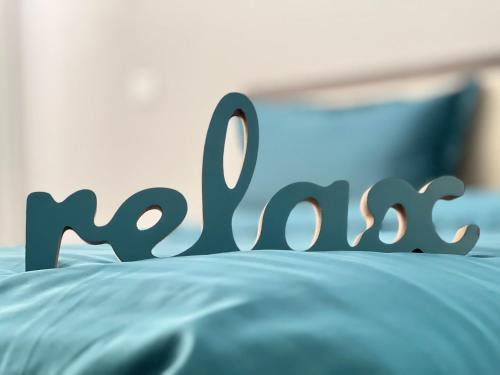 a metal sign on top of a bed at English Breakfast in Chişinău