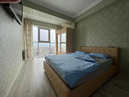 1 dormitorio con cama y ventana grande en Paris Evening, en Chişinău