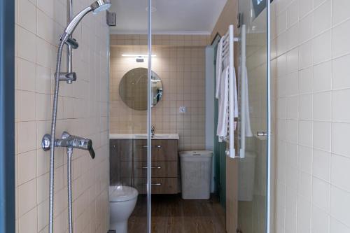 bagno con doccia e servizi igienici. di Casota - Lusitália Eden a Sintra