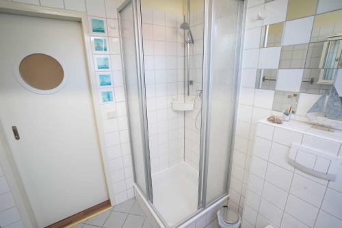 eine Dusche mit Glastür im Bad in der Unterkunft Ferienwohnung Sonne&Meer in Dornum