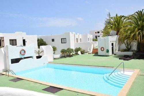 Villa con piscina frente a una casa en Appartement in Betancuria mit Garten und gemeinsamem Pool, en Valle de Santa Inés