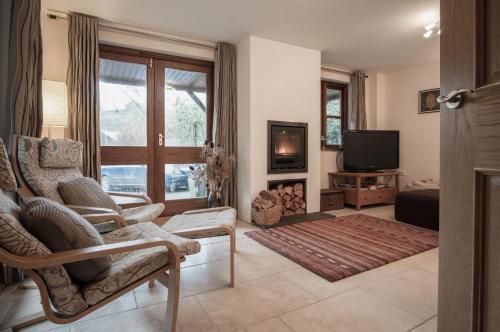 a living room with a couch and a tv and a living room at Llais Afon - 3 Bedroom Holiday Home - Fishguard in Fishguard