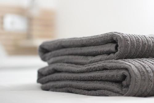 una pila de toallas grises sentadas en una mesa en Apartamento los Pirineos Sabi, en Sabiñánigo