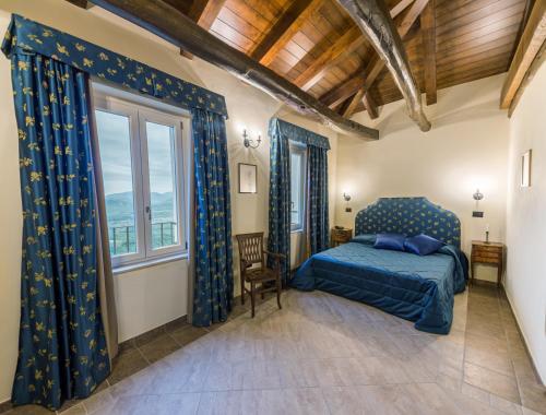 una camera con letto e finestra di Palazzo Cestari Hotel a Montesano sulla Marcellana