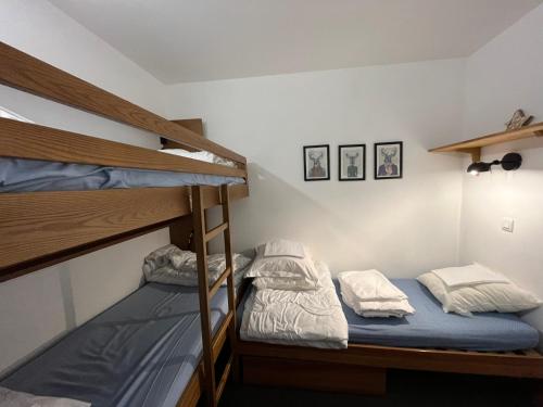 two bunk beds in a small room with twounks at Beautiful apartment on the slopes in Val Thorens