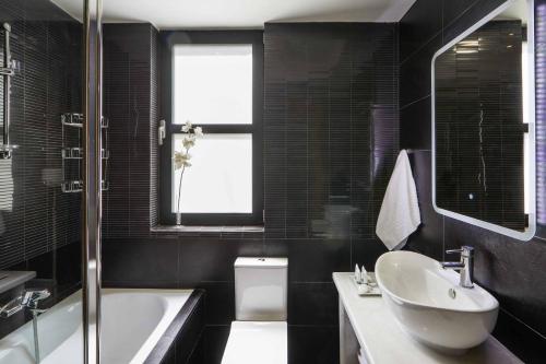 un bagno con lavandino, vasca e WC di Villa Michael Karvouno Villas a Sivota
