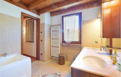 y baño con lavabo, bañera y aseo. en Stunning Home In Fumane -vr- With Kitchen, en Fumane