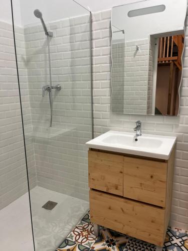 La salle de bains est pourvue d'un lavabo et d'une douche. dans l'établissement Alzira bonita Habitación verde con baño privado, à Alzira