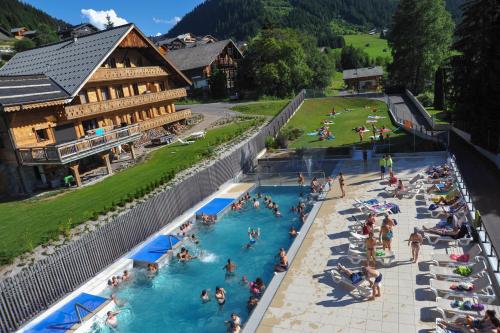 Bazén v ubytovaní Appartement dans petit chalet alebo v jeho blízkosti