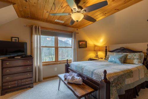 Un dormitorio con una cama y un ventilador de techo. en Country Life, en Vilas