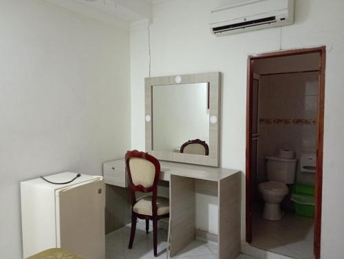 een badkamer met een bureau, een stoel en een spiegel bij HOTEL COSTA DEL SOL mav in Turbo