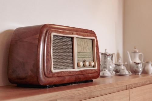 an old television sitting on top of a wooden table at LA TULIPA in San Quirico dʼOrcia