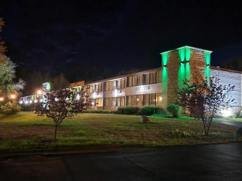 budynek z zielonymi światłami w nocy w obiekcie Wingate by Wyndham Lake George w mieście Lake George