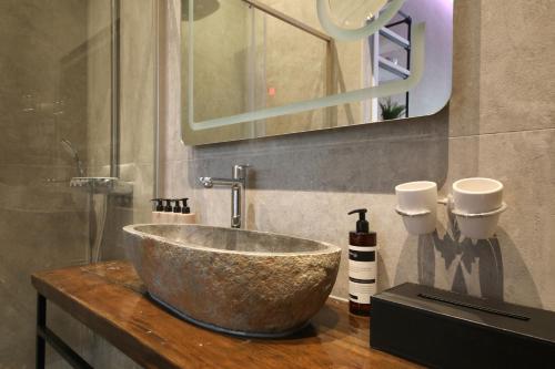 La salle de bains est pourvue d'un grand lavabo sur un comptoir. dans l'établissement Valerius Boutique Hotel, à Wormer