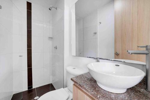 ein weißes Bad mit einem Waschbecken und einem WC in der Unterkunft 3 bedroom apto in Sabaneta in Sabaneta