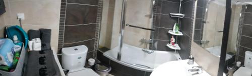 La petite salle de bains est pourvue d'un lavabo et de toilettes. dans l'établissement Modern Urban Flat, à Thessalonique
