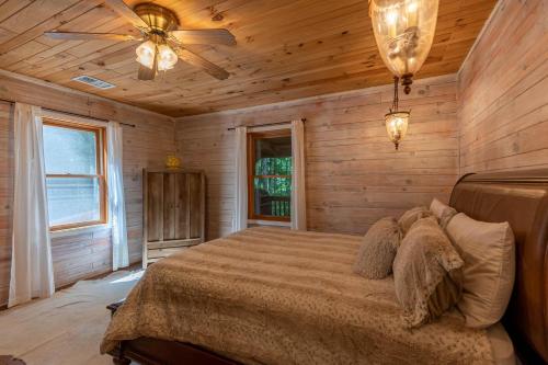 Schlafzimmer mit einem Bett und einem Deckenventilator in der Unterkunft A Dog's Dream in Boone
