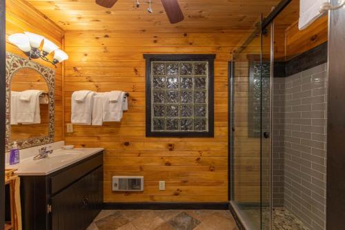 ein Bad mit einer Glasdusche und einem Waschbecken in der Unterkunft A Dog's Dream in Boone
