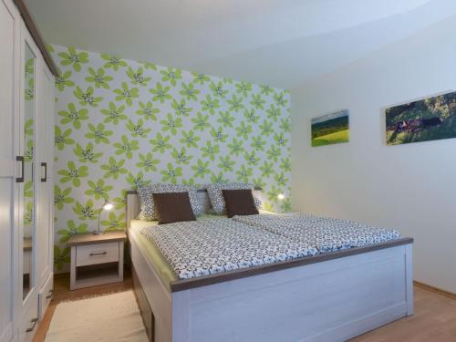 ein Schlafzimmer mit einem Bett und einer grünen Wand in der Unterkunft Ferienwohnung Marianne und Heinz in Marpingen