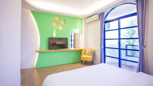Cette chambre comprend un lit, une télévision et une fenêtre. dans l'établissement Easy Stay B&B, à Magong