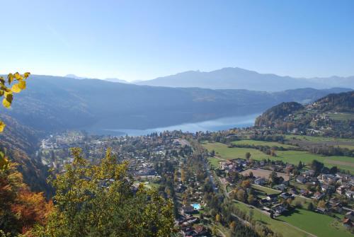 a view of a town with a lake in the background at Schwimmbad Camping Mössler in Döbriach