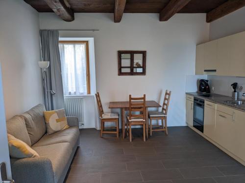 een woonkamer met een bank en een tafel bij Casa Ai Portici in Gordola