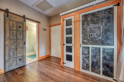 une chambre avec une porte et un mur orné d'une peinture dans l'établissement Mo-Anna Oh-Anna, à Bumpass
