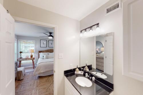 łazienka z 2 umywalkami i dużym lustrem w obiekcie Cotton Bayou B1 w mieście Orange Beach