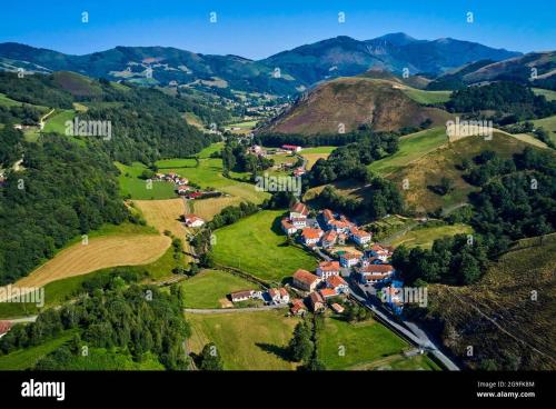 una vista aerea di un villaggio in montagna di location 1 semaine minimum classé 3 étoiles ad Aldudes