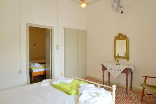 Postel nebo postele na pokoji v ubytování Milos Apartments Kardapis Upper Floor