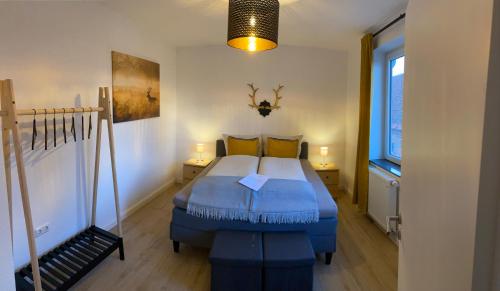 1 dormitorio con 1 cama azul en una habitación en Gasthaus Zur Post, en Uetze