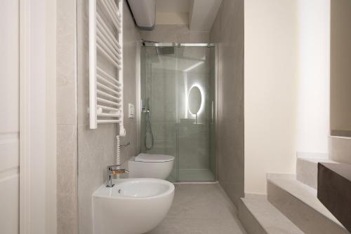 W łazience znajduje się toaleta, prysznic i umywalka. w obiekcie Castore Apartment w Mediolanie