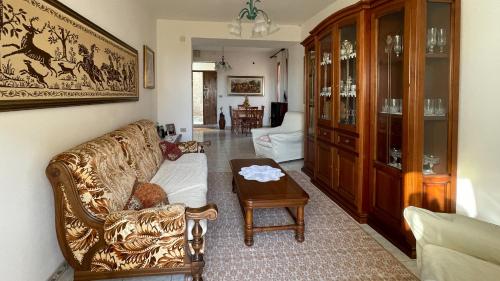 un soggiorno con divano e tavolo di Welcomely - Casa Vania a Bolotana