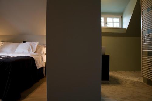 a bedroom with a bed and a window at vakantiehuis ter poele in Avelgem