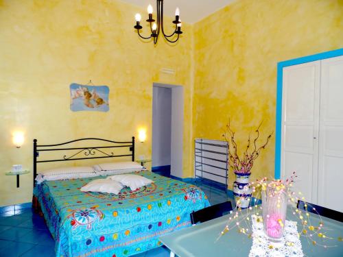 Schlafzimmer mit einem Bett und einem Tisch in der Unterkunft Dimora Carlo III in Vietri