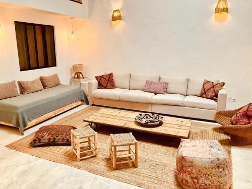 un salon avec un canapé et une table basse dans l'établissement LOFT SUR LE VIEUX PORT, à Marseille