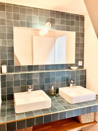 une salle de bain avec deux lavabos et un miroir dans l'établissement LOFT SUR LE VIEUX PORT, à Marseille