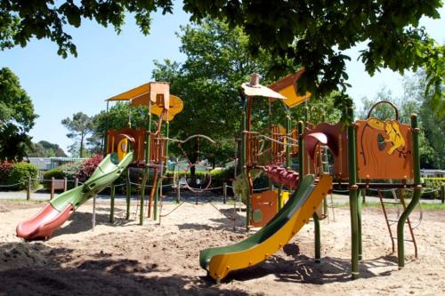 Ο χώρος παιχνιδιού για παιδιά στο Camping Officiel Siblu Domaine de Kerlann