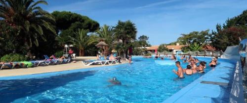 a group of people in the swimming pool at a resort at Camping Officiel Siblu Mer et Soleil in Les Sables Vignier