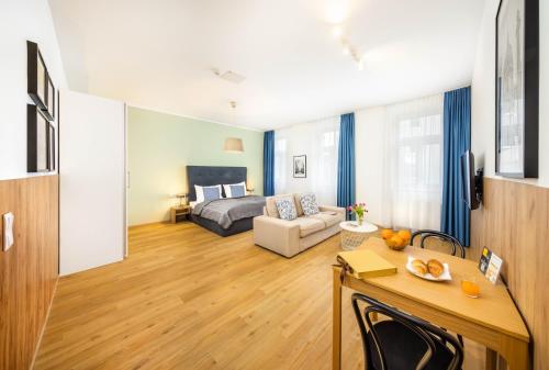 uma sala de estar com uma cama e um sofá em Jimmy's Apartments Dandelion em Viena