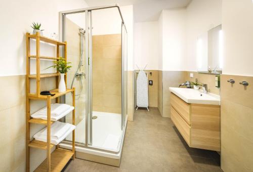 a bathroom with a shower and a sink at Jimmy's Apartments Dandelion in Vienna