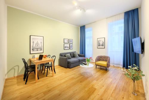 a living room with a table and a couch at Jimmy's Apartments Dandelion in Vienna