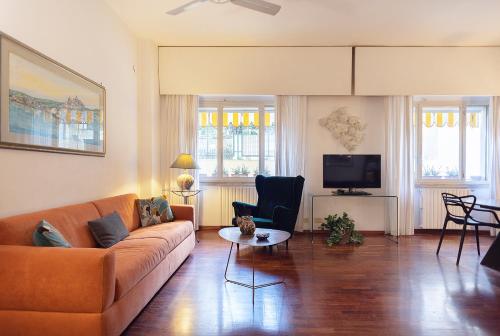 salon z kanapą i telewizorem w obiekcie La Floridea w mieście Napoli