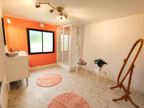 a bathroom with orange walls and a sink and a shower at Le Haut Lieu, Proche Beauval et à deux pas de Loches in Ferrière-sur-Beaulieu