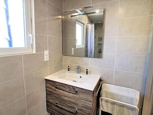 a bathroom with a sink and a mirror at Calme et sérenité in Le Barcarès